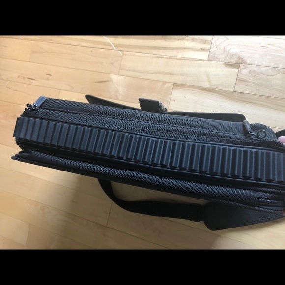 Targus Deluxe black laptop messenger bag NWT - Picture 8 of 13